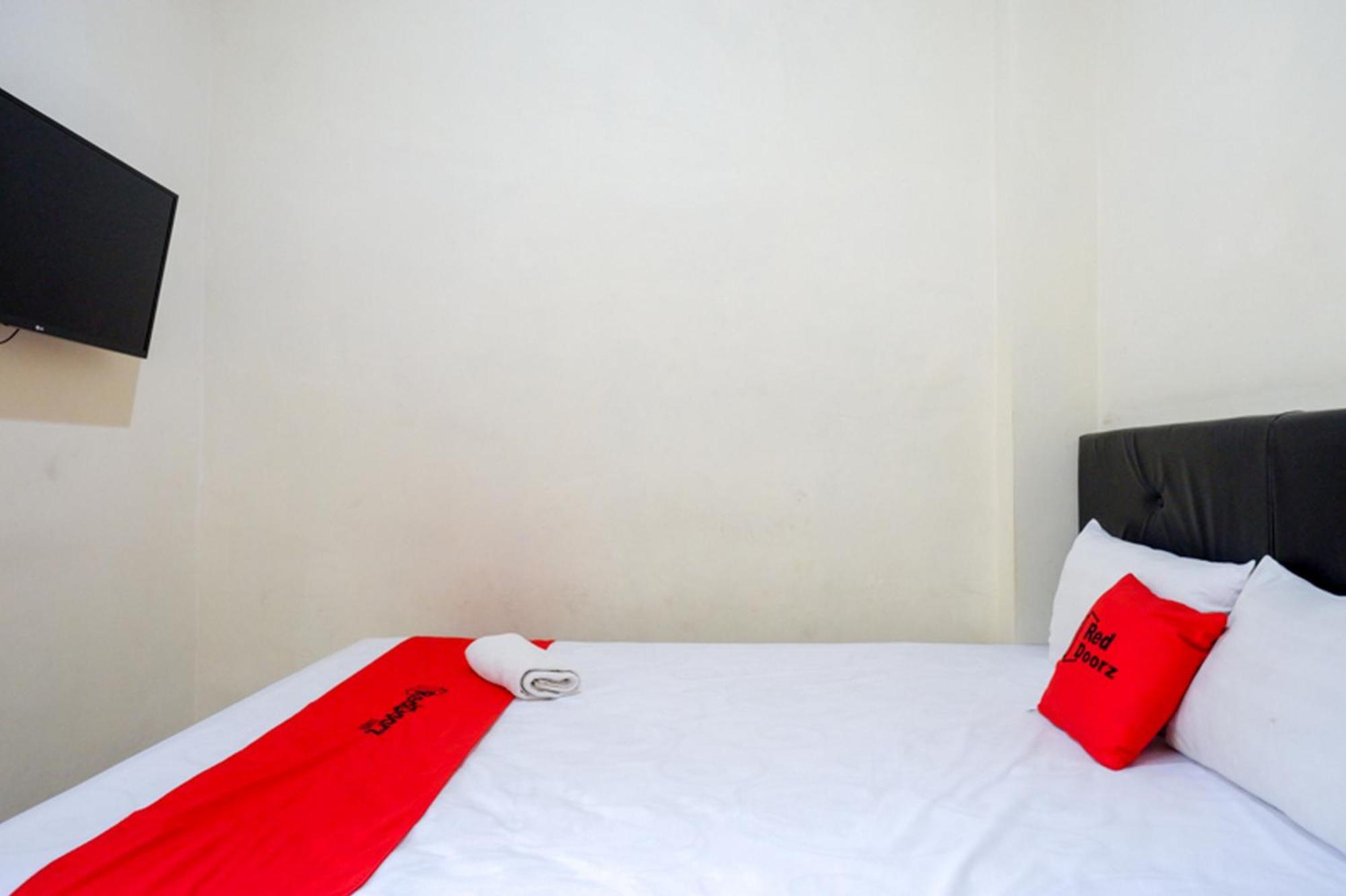 Reddoorz Syariah Near Purwosari Train Station Hotel Surakarta  Exterior photo