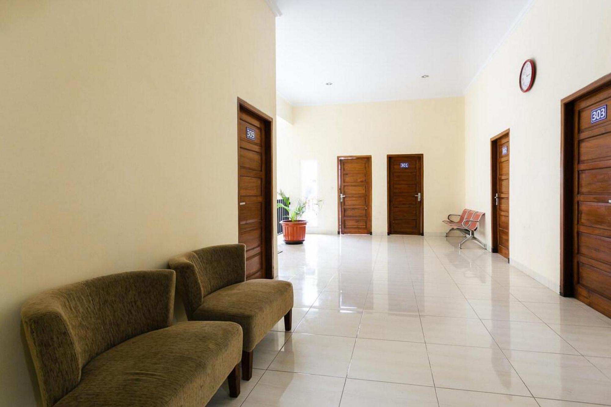 Reddoorz Syariah Near Purwosari Train Station Hotel Surakarta  Exterior photo